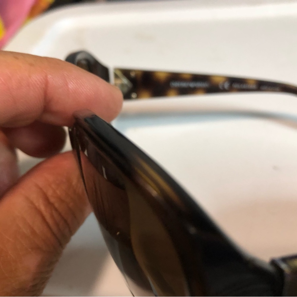 Woman’s Sunglasses Good Condition - image 5